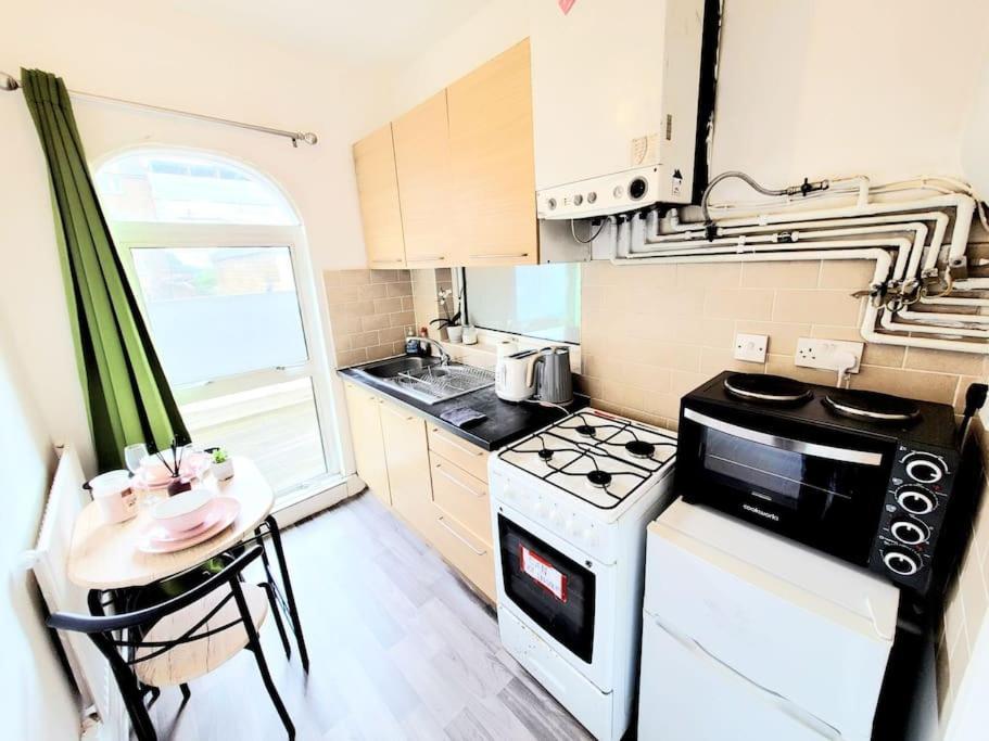 One Bedroom Apartment With A Terrace In Angel London Exteriör bild